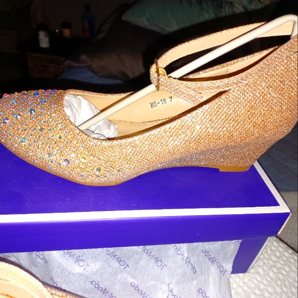 Top Moda size 7, gold and champagne 2" closed toe heels. NWT never worn
